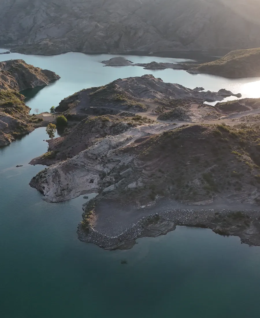 Vista aérea panorámica del lago
