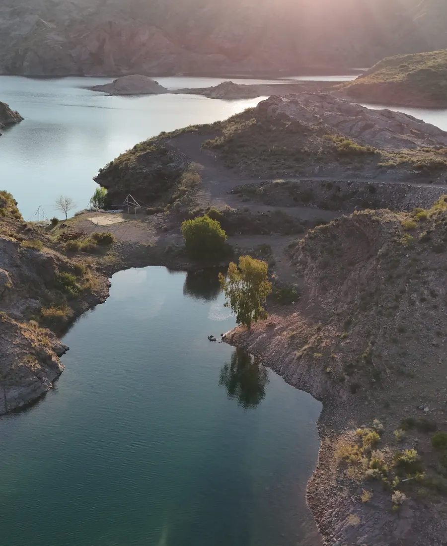 Cerros y lago desde la altura