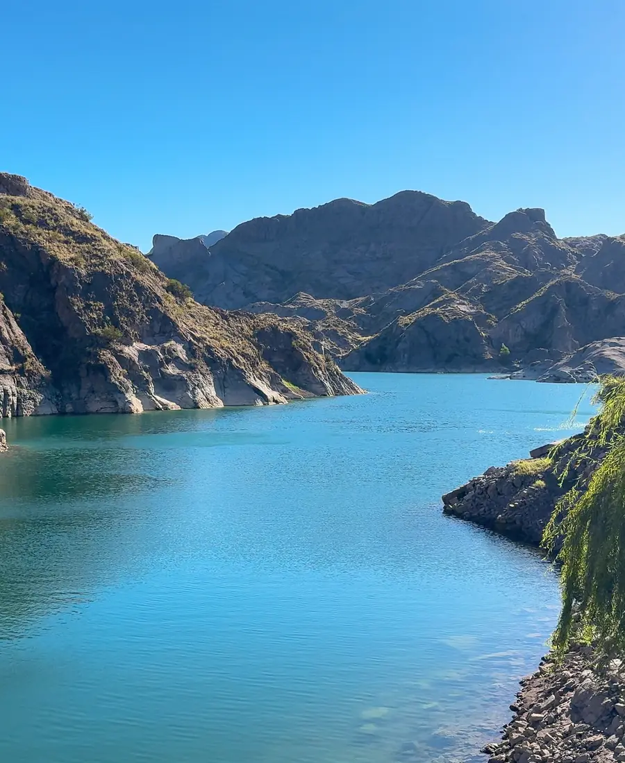 Bahía turquesa del Lago Los Reyunos