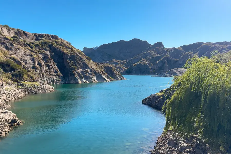 Bahía de aguas turquesas del Lago Los Reyunos