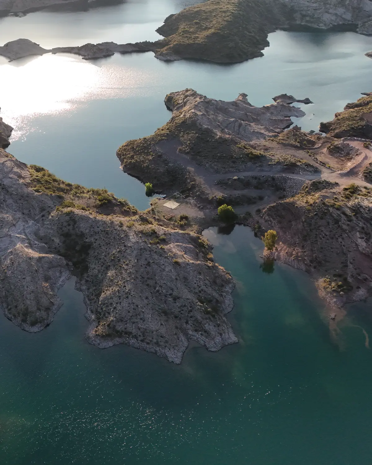 Vista aérea dorada de la península de Puerto Reyunos