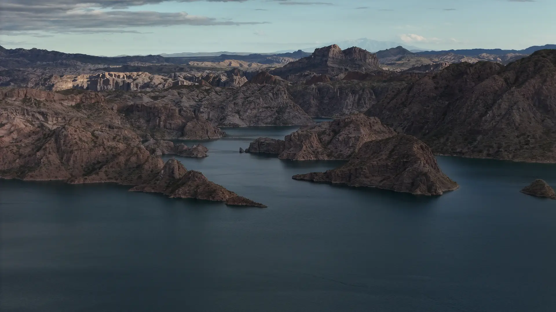 Vista panorámica del Lago Los Reyunos al atardecer